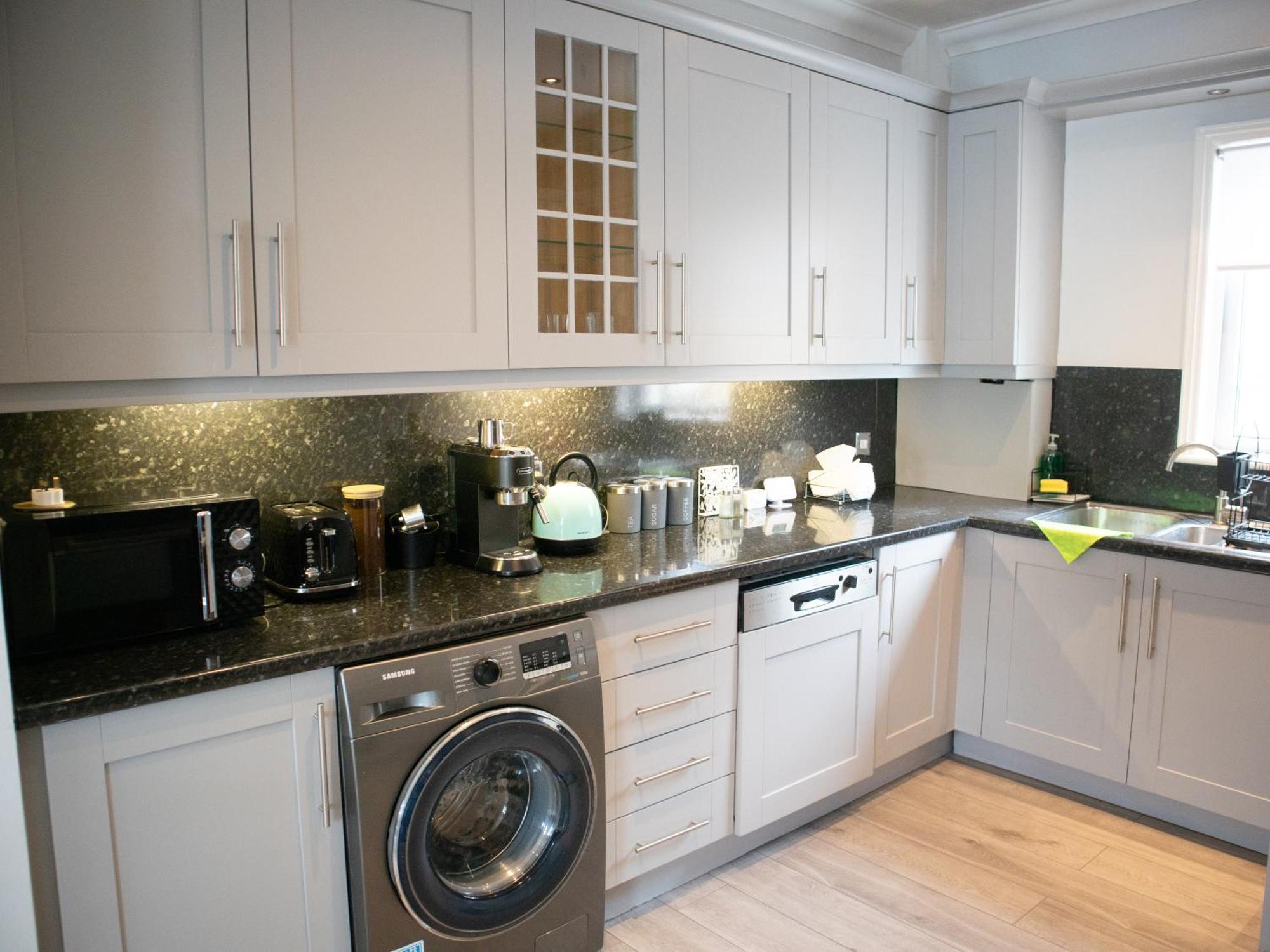Bright Private Terrace - Free Private Parking - Tv - Wifi - Netflix Apartment ครอยดอน ภายนอก รูปภาพ