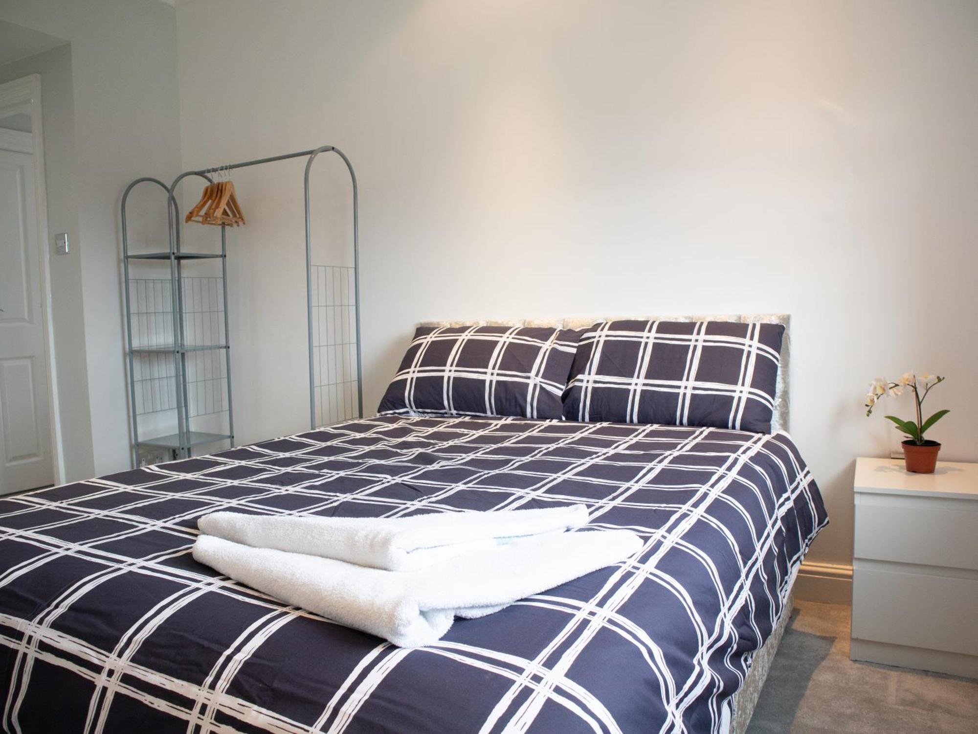 Bright Private Terrace - Free Private Parking - Tv - Wifi - Netflix Apartment ครอยดอน ภายนอก รูปภาพ