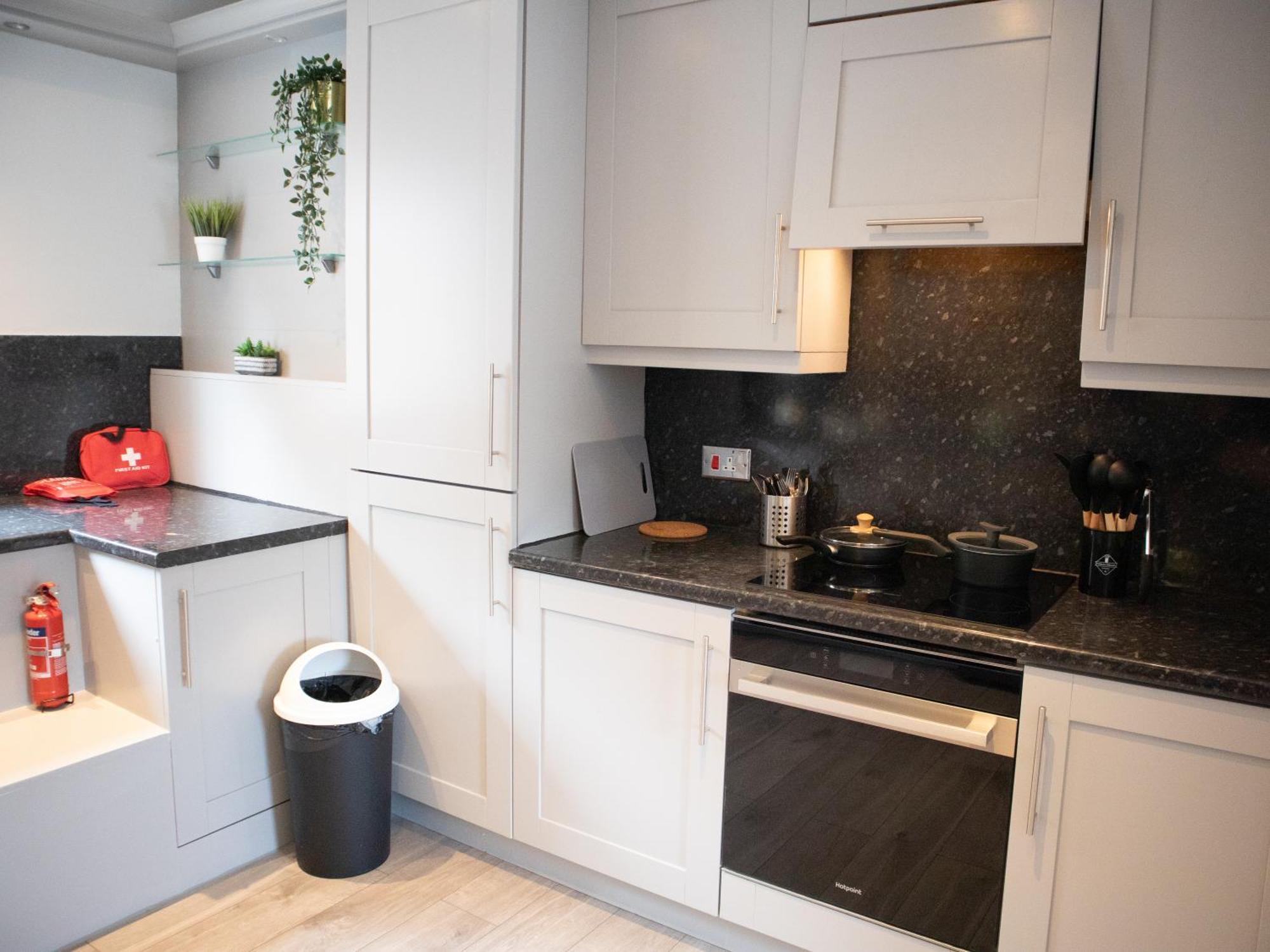 Bright Private Terrace - Free Private Parking - Tv - Wifi - Netflix Apartment ครอยดอน ภายนอก รูปภาพ