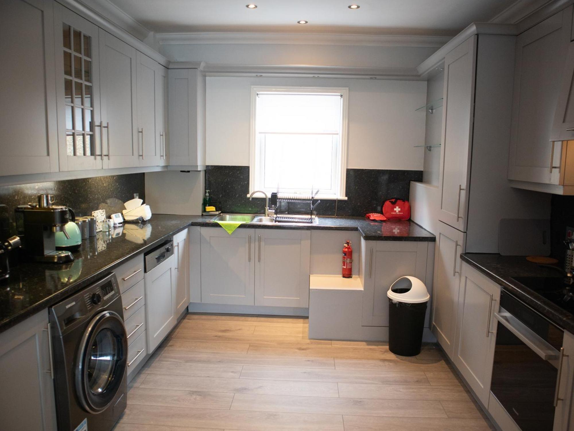 Bright Private Terrace - Free Private Parking - Tv - Wifi - Netflix Apartment ครอยดอน ภายนอก รูปภาพ