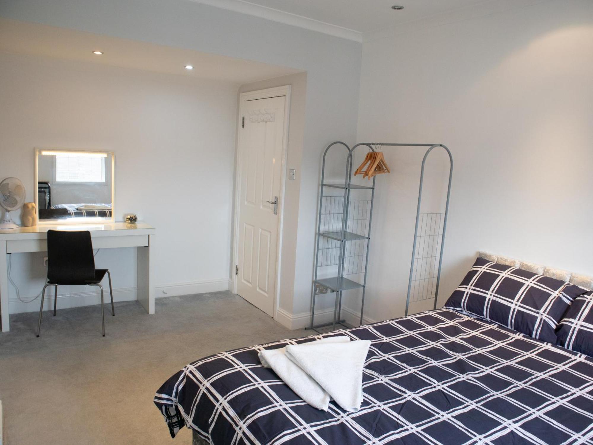Bright Private Terrace - Free Private Parking - Tv - Wifi - Netflix Apartment ครอยดอน ภายนอก รูปภาพ