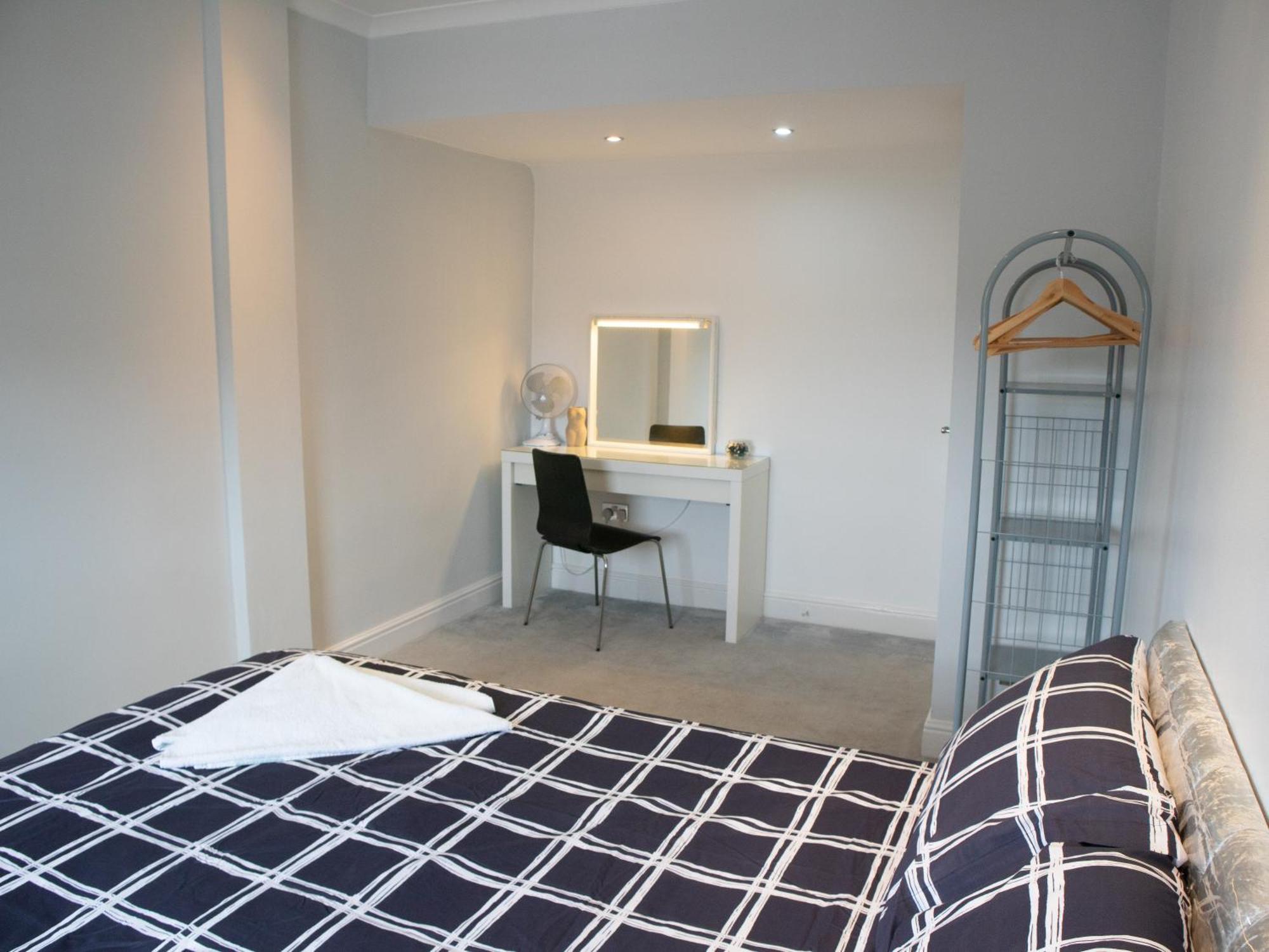 Bright Private Terrace - Free Private Parking - Tv - Wifi - Netflix Apartment ครอยดอน ภายนอก รูปภาพ